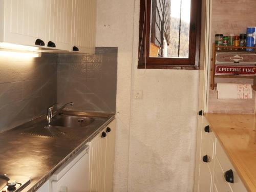 une cuisine avec un évier et un plan de travail dans l'établissement Studio calme 4 pers, proche télésiège, balcon - FR-1-322-192, aux Orres