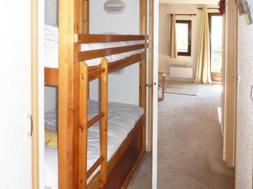 Cette chambre comprend 2 lits superposés dans un couloir. dans l'établissement Studio confortable pour 4 pers, skis aux pieds, balcon, proche commerces - FR-1-322-219, aux Orres