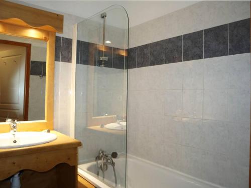 une salle de bain avec une douche, un lavabo et une baignoire dans l'établissement Charmant T2, Accès Piscine, Sauna, Ski-In/Out, Balcon Ouest, 6 Pers - Les Orres 1800 - FR-1-322-343, aux Orres
