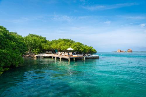 uma doca no meio de uma massa de água em Hotel Coralina Island em Isla Grande