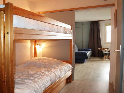 sypialnia z 2 łóżkami piętrowymi i salonem w obiekcie Studio 4 pers en cœur de station, balcon vue montagne - FR-1-322-500 w mieście Les Orres