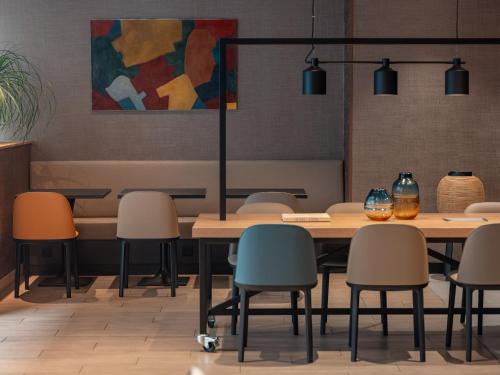 a conference room with a table and chairs at Ibis Paris Gare Montparnasse Catalogne in Paris