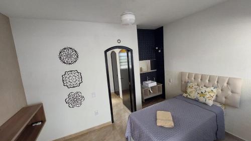 a bedroom with a bed and a mirror on the wall at Novo estúdio próximo ao BOS Sorocaba (5) in Sorocaba