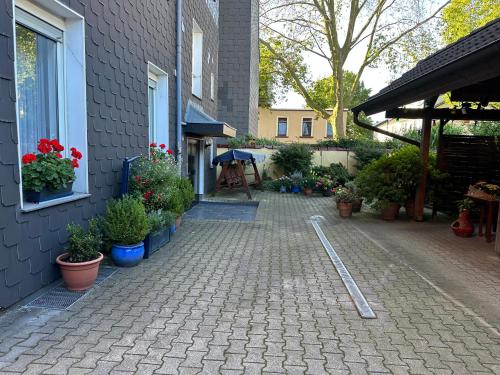 ボーフムにあるModernes Apartment 5 , 6 und 7 in Bochumの鉢植えのパティオ