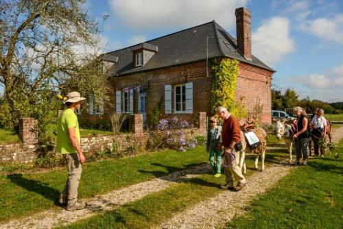 a group of people standing in front of a house at Chambres d'hôtes du Coq à l'Ane in Beaubec-la-Rosière