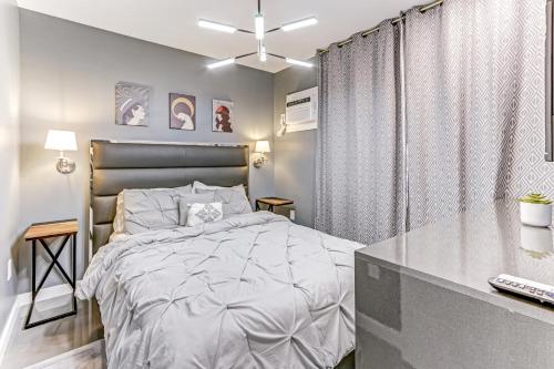 a bedroom with a large bed and a desk at Modern Rental - Pet-Friendly, Free Parking in Hollywood