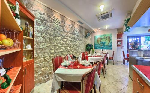 Un restaurante o sitio para comer en Hotel Trogir