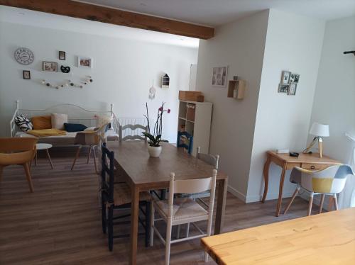 Ruang duduk di Gîte de charme - 3 chambres, 5 lits - de 4 à 7 personnes
