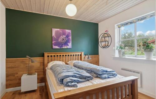 uma cama num quarto com uma parede verde em Lovely Home In Grlev With House A Panoramic View em Reersø