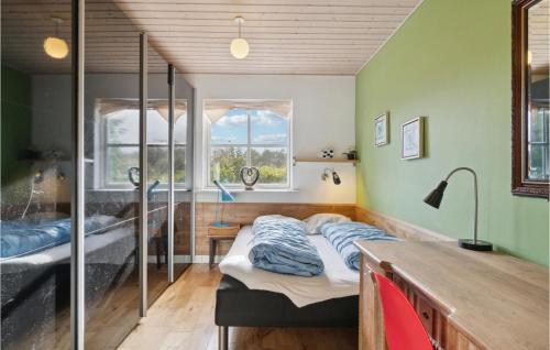 Zimmer mit 2 Betten und einem Fenster in der Unterkunft Lovely Home In Grlev With House A Panoramic View in Reersø
