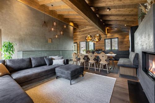 a living room with a couch and a table at Kellnergut Luxus-Chalet "FRIEDA" in Mühlbach am Hochkönig