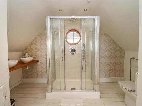 - Baño con ducha en el ático en The Firs Retreat, en Cheltenham