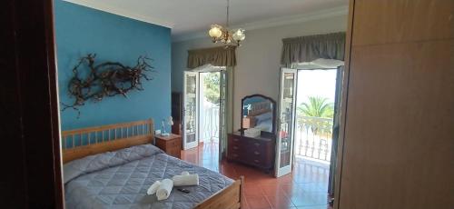 a bedroom with a bed and a mirror on the wall at Casa Los Guanches in La Guancha