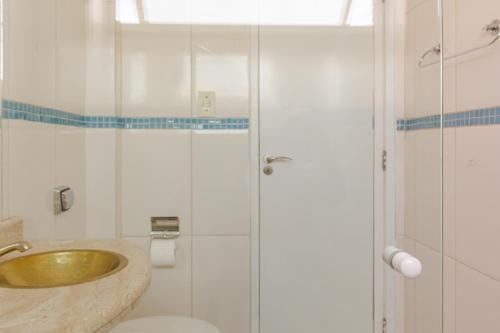 bagno con lavabo dorato e servizi igienici di Apto 3 quartos na quadra do Mar UW7300 a Piçarras