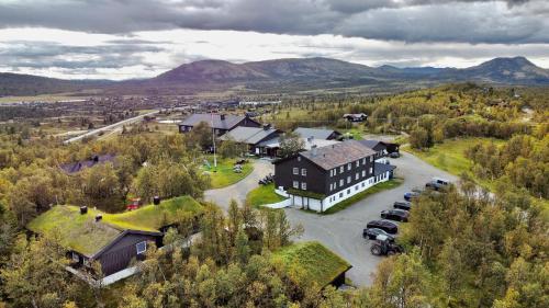 an aerial view of a house with a yard at Venabu Fjellhotell in Venabygd