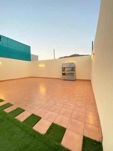 a room with a tiled floor and a building at شاليهات غيوم الوسام للفلل الفندقية الفاخرة in Taif