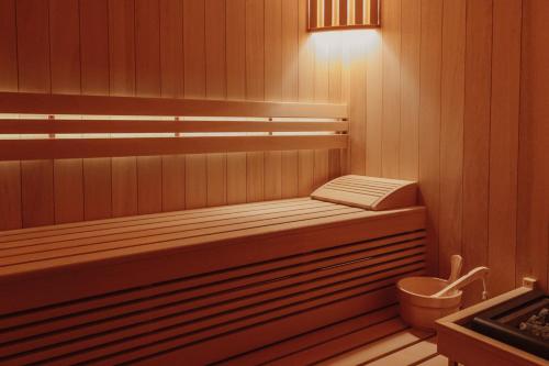 drewniana sauna z toaletą i lampką w obiekcie Green Hill Gdynia Orłowo w mieście Gdynia