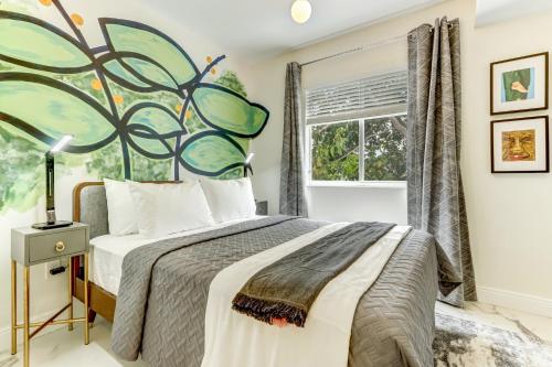 een slaapkamer met een bed met een schilderij aan de muur bij ArTease4 - stylish, near Wynwood Walls & restaurants in Miami