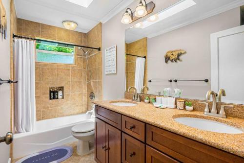 bagno con 2 lavandini, vasca e servizi igienici di Great View & Bright 3Br home /AC/ San Jose a San Jose