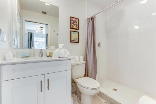 een badkamer met een toilet, een wastafel en een douche bij ArTease4 - stylish, near Wynwood Walls & restaurants in Miami