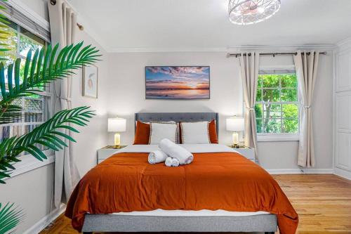una camera da letto con un letto con due peluche sopra di Great View & Bright 3Br home /AC/ San Jose a San Jose