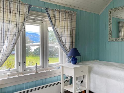 um quarto com uma cama e uma janela em Holiday home AVERØY VI em Stein