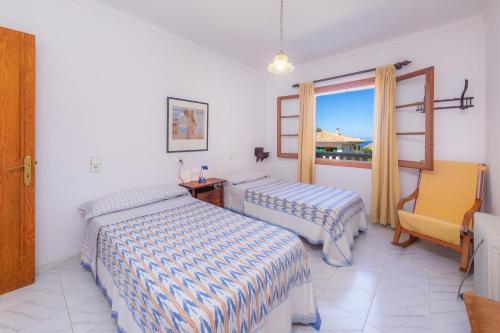 pokój hotelowy z 2 łóżkami i oknem w obiekcie Casa Juan w mieście Colonia de Sant Pere