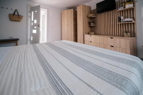 Ένα ή περισσότερα κρεβάτια σε δωμάτιο στο Spacious studio near lake