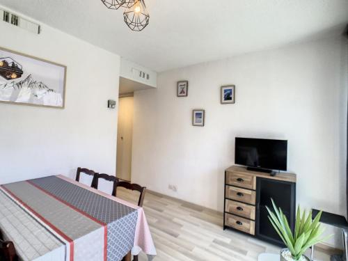 Appartement La Toussuire, 2 pièces, 4 personnes - FR-1-417-48にあるテレビまたはエンターテインメントセンター