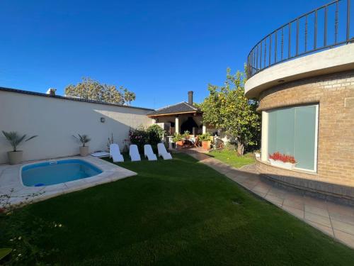 a backyard with a swimming pool and lawn at Palacios 1190 in Las Heras