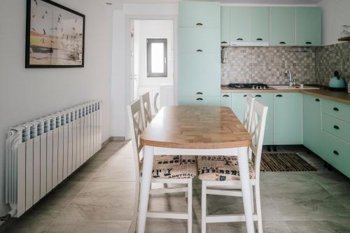 cocina con mesa de madera y sillas en 1 bedroom Lake House, en Năvodari