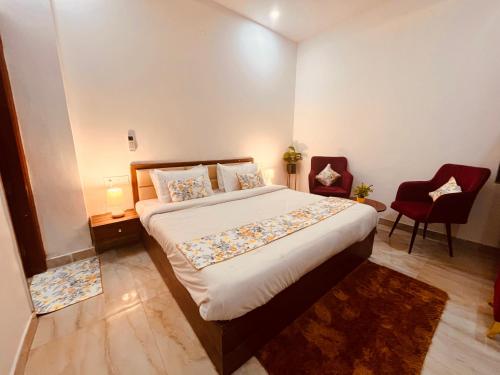 Postel nebo postele na pokoji v ubytování Triple Residency, Top Rated & Most Awarded Property in Tricity