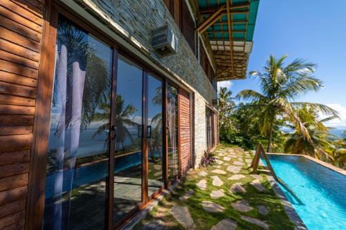 een uitzicht op een huis met een zwembad bij Hacienda Cocuyo in Monte Rojo