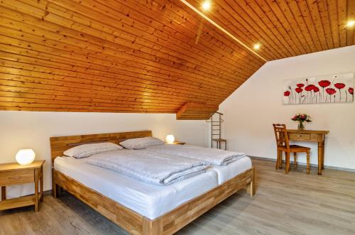 1 dormitorio con cama y techo de madera en Jeglehof, en Salem