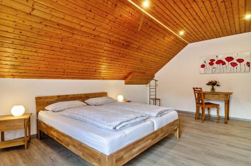 a bedroom with a bed and a wooden ceiling at Jeglehof in Salem
