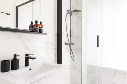 une salle de bain avec un lavabo et une douche dans l'établissement Villa Pax 3 - La Bourboule - 6pers, à La Bourboule