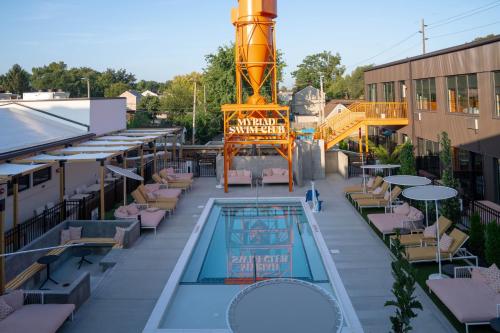 Blick auf den Pool auf der Dachterrasse eines Hotels in der Unterkunft The Myriad Hotel in Louisville