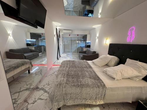 une chambre avec un lit et un salon dans l'établissement Fetish Studio, au Cap d'Agde