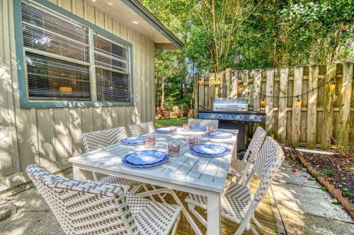 eine Terrasse mit einem Tisch, Stühlen und einem Grill in der Unterkunft Fire Pit - Bocce ball - BBQ in Tallahassee