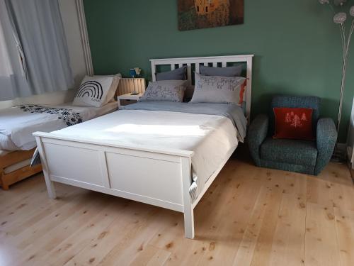 una camera con un grande letto bianco e una sedia di Super appartment at Paris a Parigi