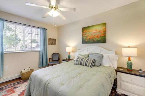 - une chambre avec un lit blanc et un ventilateur de plafond dans l'établissement Serene Clifton Retreat with Hot Tub and Fire Pit!, à Clifton