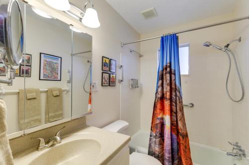 La salle de bains est pourvue d'un lavabo, de toilettes et d'une douche. dans l'établissement Serene Clifton Retreat with Hot Tub and Fire Pit!, à Clifton