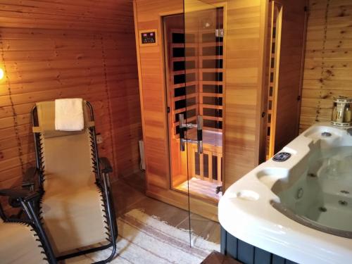 ein Bad mit einer Dusche und einem Waschbecken in der Unterkunft Mözsi Apartman Tolna in Tolna