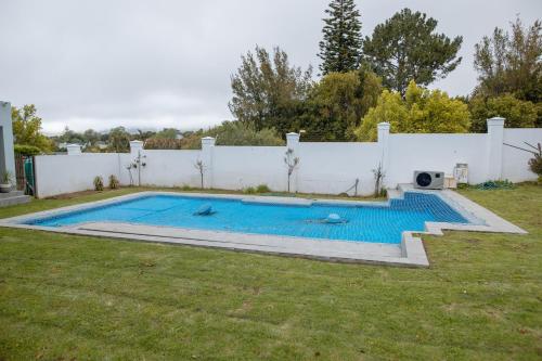 Swimmingpoolen hos eller tæt på Queen Julie Constantia Upper Cottage