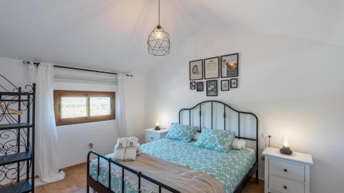 1 dormitorio con 1 cama con almohadas azules en Villa Los Abuelos Cartama by Ruralidays, en Cártama