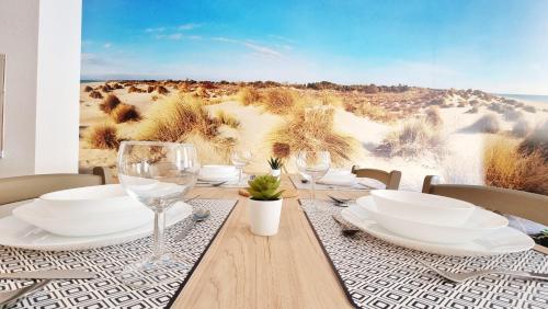 une table avec des verres et des assiettes sur une table dans le désert dans l'établissement La Résidence Évasion 3 - Original - Gare - Wifi - Relax BNB, à Mulhouse