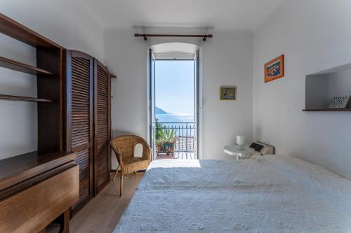 um quarto com uma cama e vista para o oceano em A due passi da Camogli Near to Camogli, apartment with terrace and seaside view em Recco