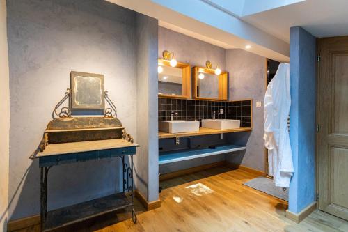 ein Bad mit einem Waschbecken und einem Spiegel in der Unterkunft L'HORTE in Revel