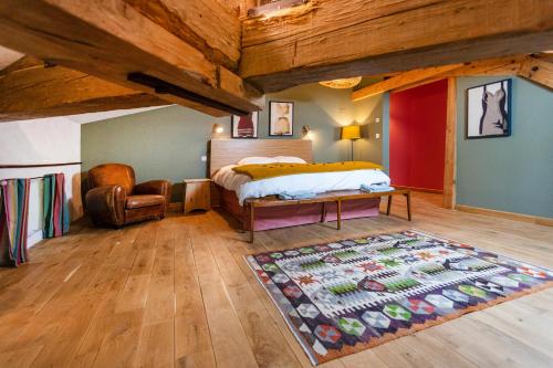 ein Schlafzimmer mit einem Bett und einem Teppich in der Unterkunft L'HORTE in Revel
