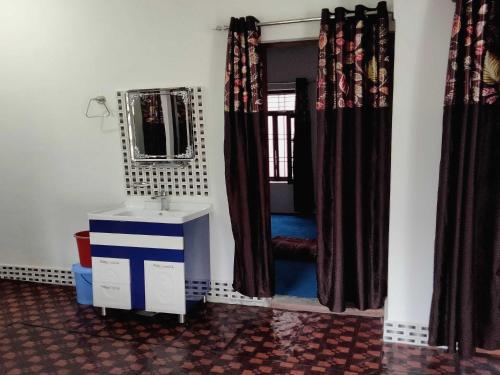 A television and/or entertainment centre at POP Fareeda Homestay